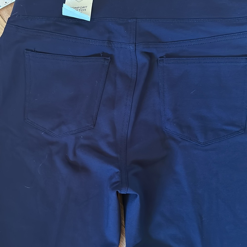 It’s John’s Bay mid rise, comfort stretch l jegging. Fitted thru hip & thigh - Picture 4 of 6